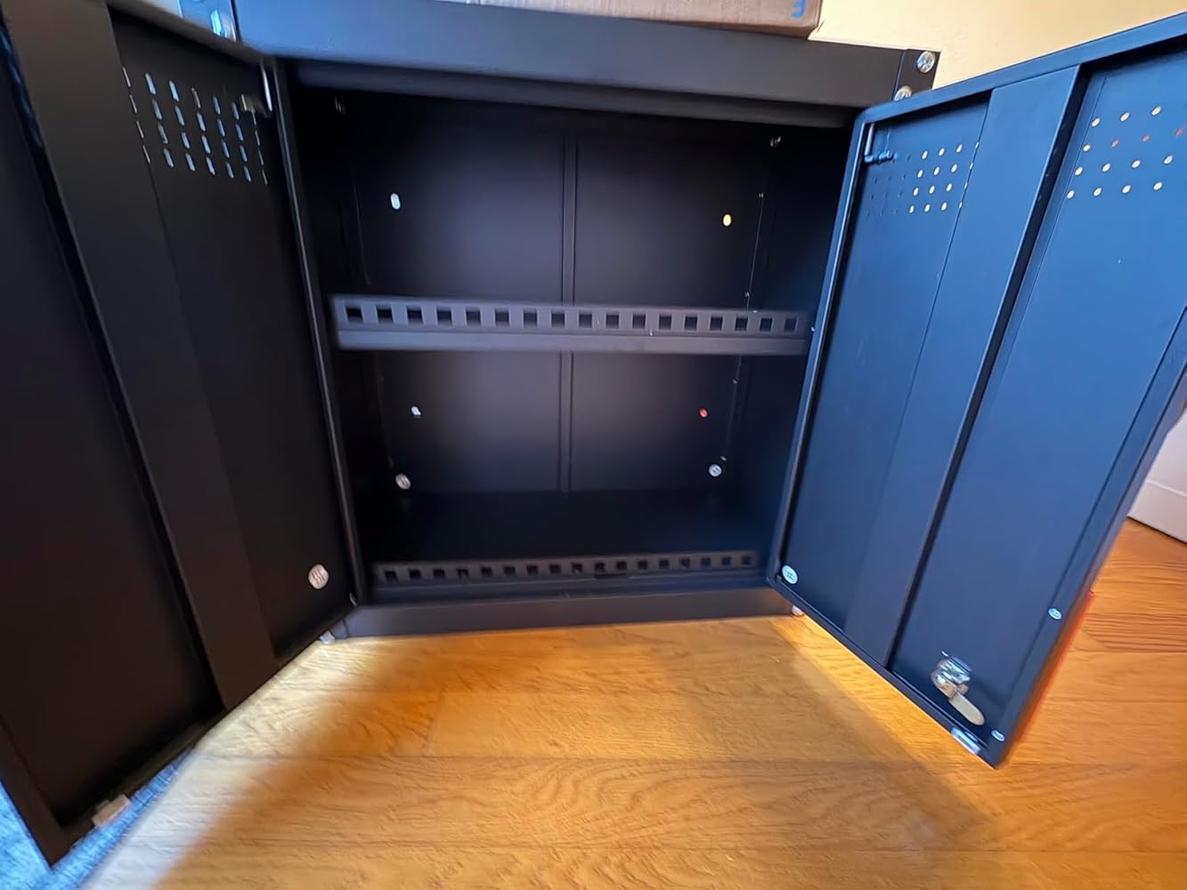 Eltean Metal Wall Cabinet,Wall Mounted Garage Storage Cabinet with Lock and Handle,Garage Wall Cabinet with Adjustable Shelves for Garages, Storage Rooms, Basements