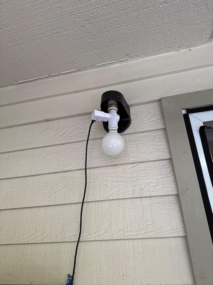 Feekoon 4 Pcs Light Socket to Plug Adapter, Convert E26 Light Socket to 3 Prong Outlet Adapter, Screw in Outlet for Lamp Sockets for Garage Porch (White)